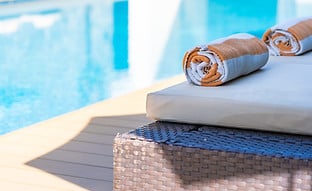 towel-on-bed-around-swimming-pool-in-hotel-resort-KMQCU6D (1)